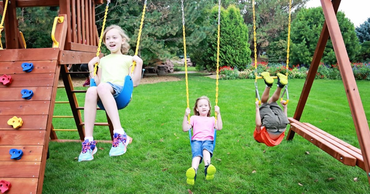 How To Choose an Outdoor Playset Your Kids Will Love