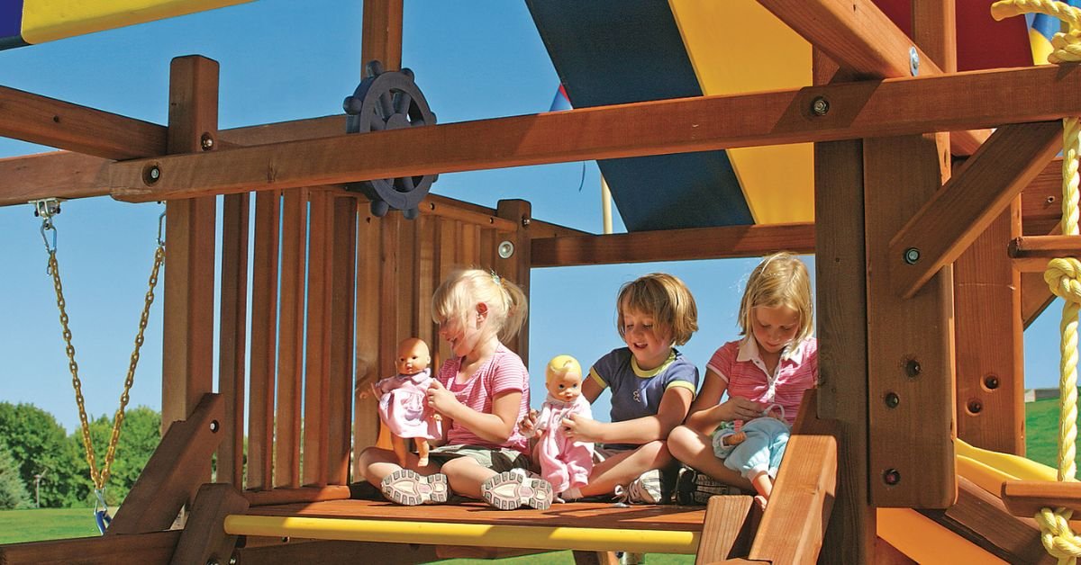 How To Choose an Outdoor Playset Your Kids Will Love