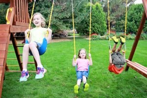 How To Choose an Outdoor Playset Your Kids Will Love